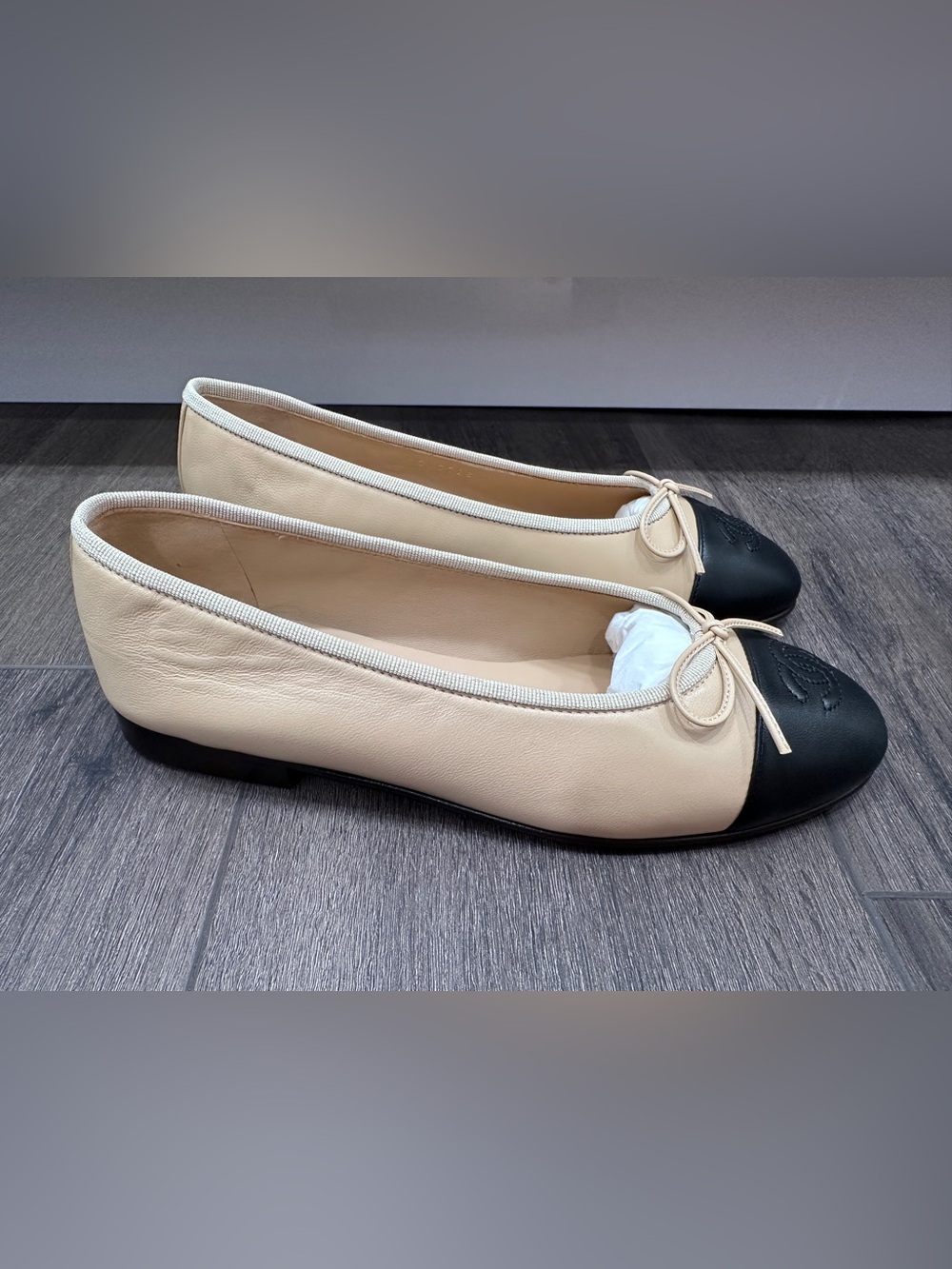 CHANEL CLASSIC CC LOGO BEIGE & BLACK LEATHER BALLET FLATS SHOES Size 37C - Picture 3 of 16